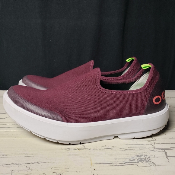 OOFOS OOmg eeZeeLow Sneakers in Burgundy - Women's size 9.5 - Picture 13 of 13